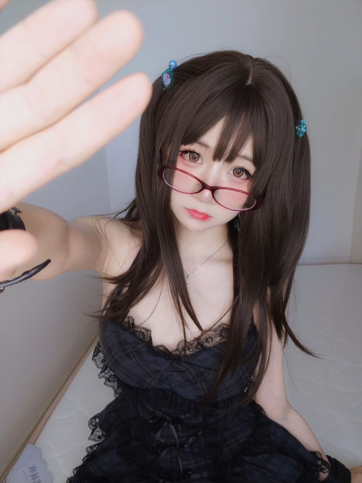xgyw.top_网络美女软妹摇摇乐黑色短裙主题性感吊带短裙配黑丝袜秀翘臀美腿诱惑写真99P