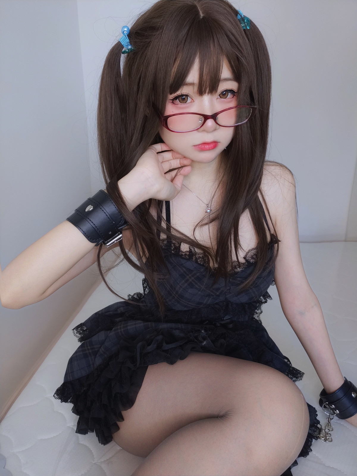 xgyw.top_网络美女软妹摇摇乐黑色短裙主题性感吊带短裙配黑丝袜秀翘臀美腿诱惑写真99P