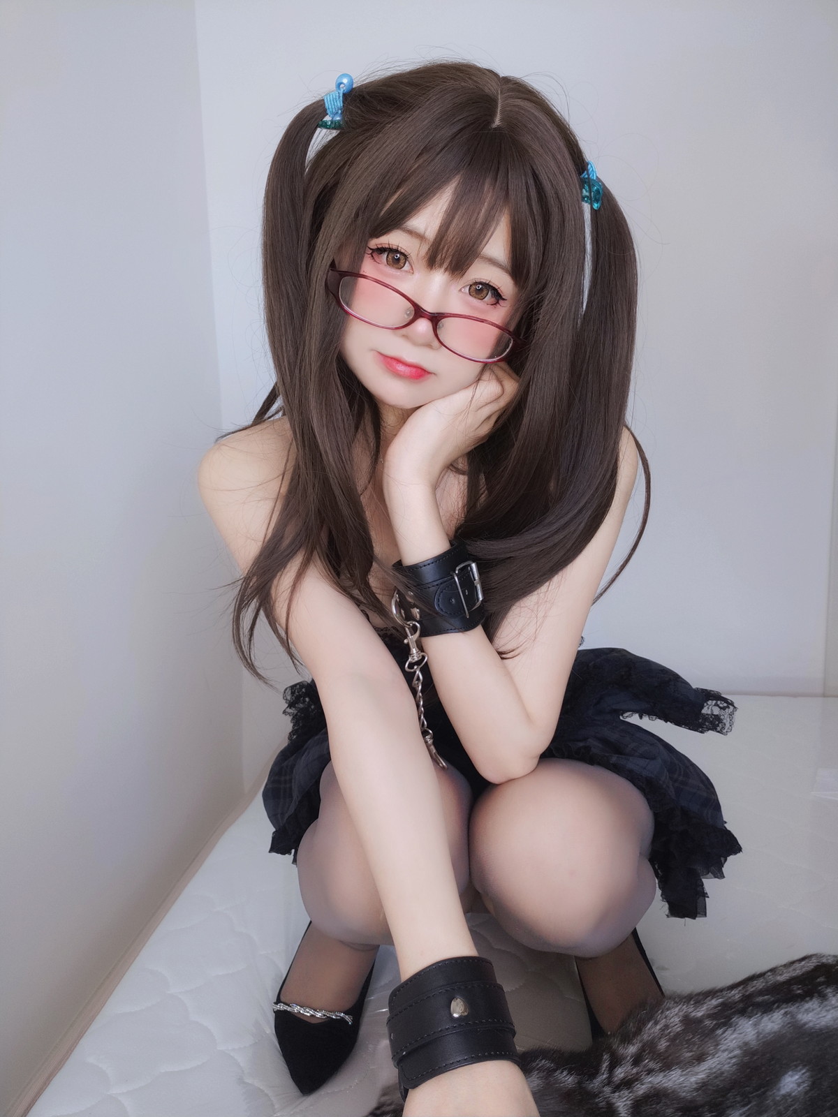 xgyw.top_网络美女软妹摇摇乐黑色短裙主题性感吊带短裙配黑丝袜秀翘臀美腿诱惑写真99P