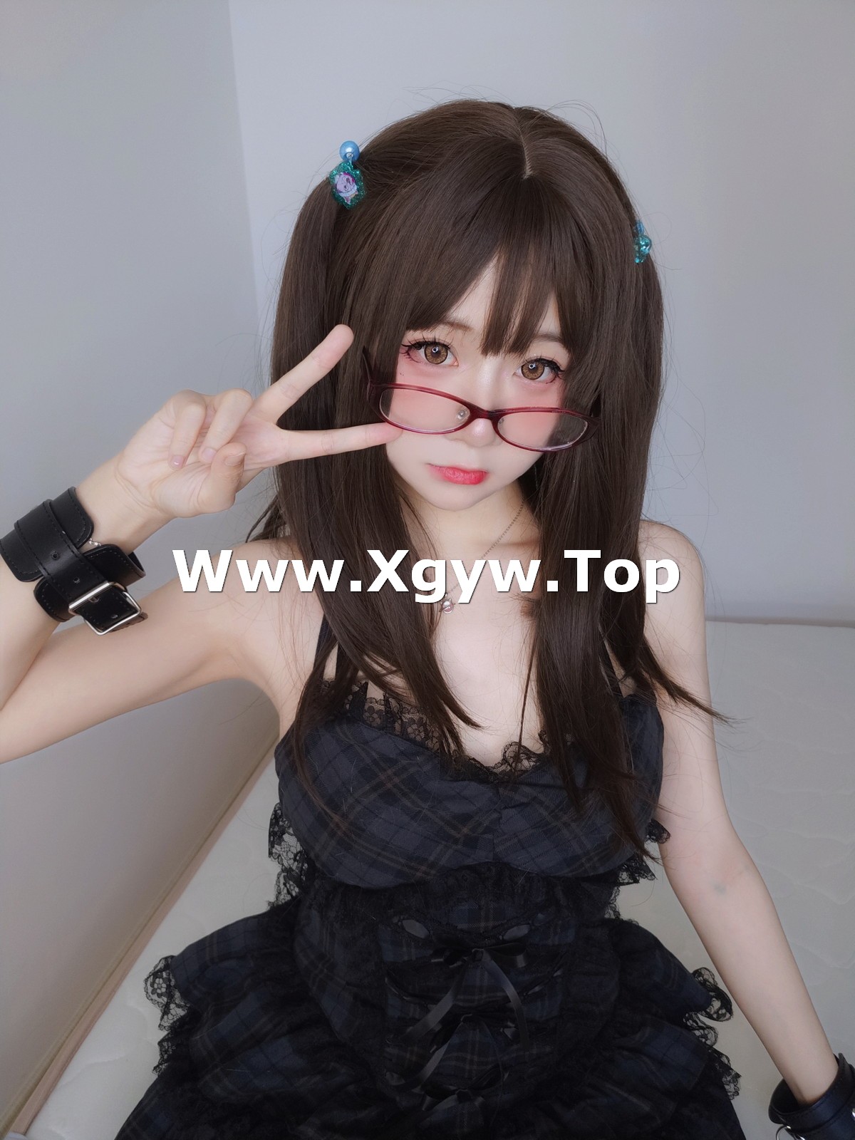 xgyw.top_网络美女软妹摇摇乐黑色短裙主题性感吊带短裙配黑丝袜秀翘臀美腿诱惑写真99P