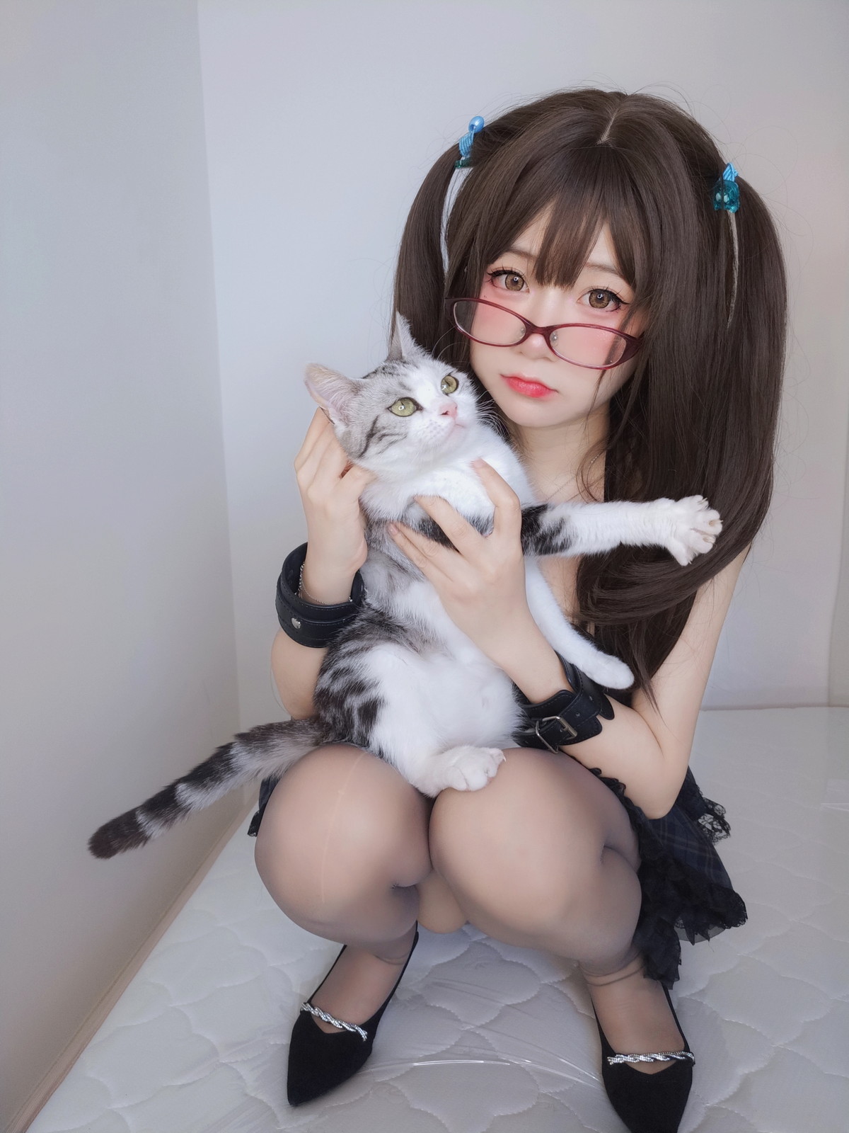 xgyw.top_网络美女软妹摇摇乐黑色短裙主题性感吊带短裙配黑丝袜秀翘臀美腿诱惑写真99P