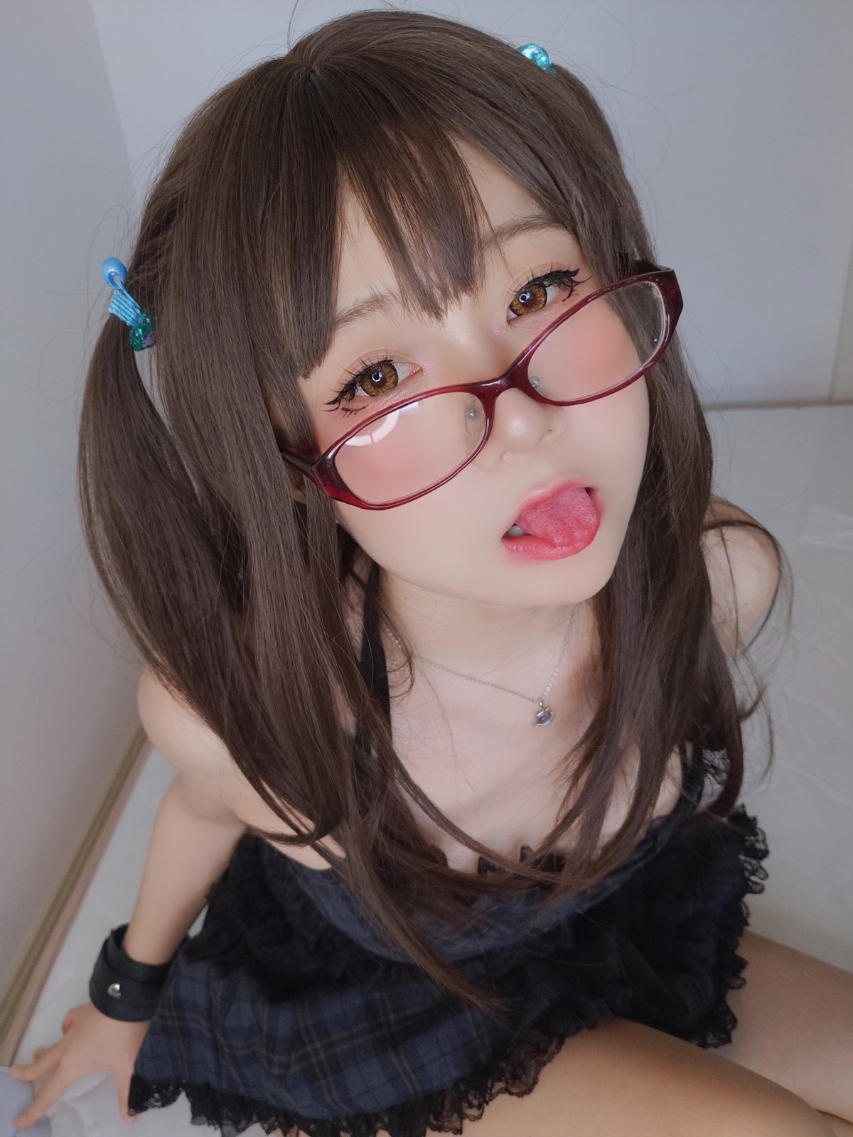 xgyw.top_网络美女软妹摇摇乐黑色短裙主题性感吊带短裙配黑丝袜秀翘臀美腿诱惑写真99P