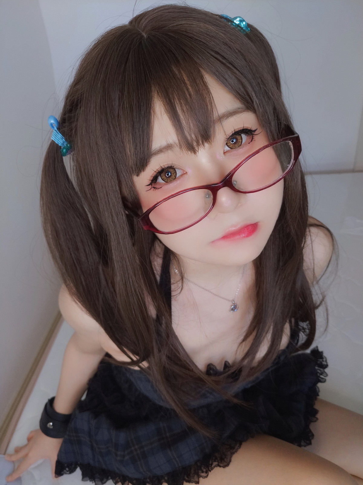 xgyw.top_网络美女软妹摇摇乐黑色短裙主题性感吊带短裙配黑丝袜秀翘臀美腿诱惑写真99P