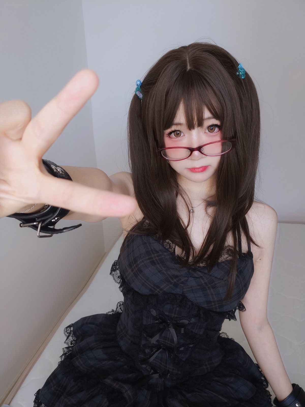 xgyw.top_网络美女软妹摇摇乐黑色短裙主题性感吊带短裙配黑丝袜秀翘臀美腿诱惑写真99P