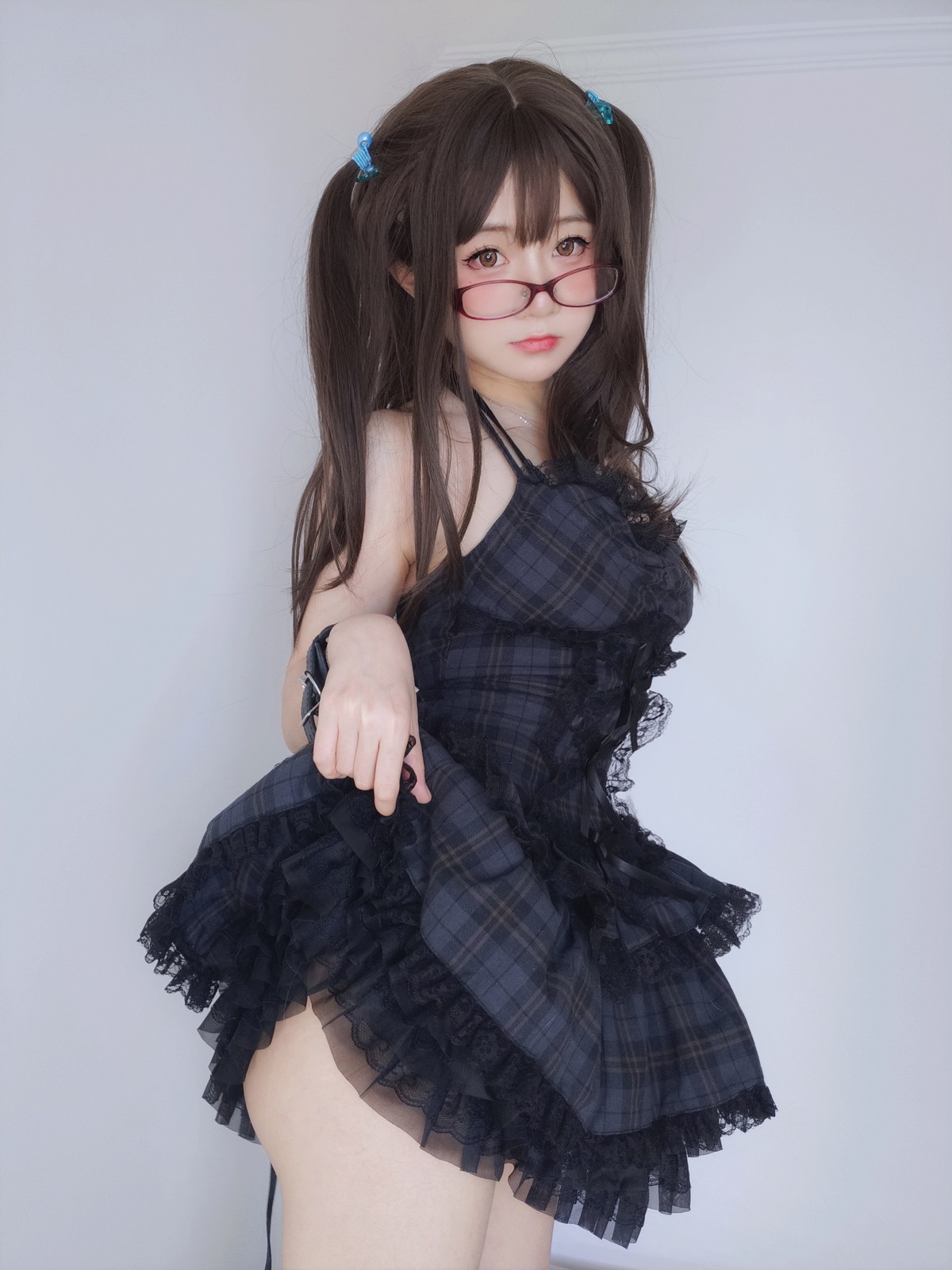 xgyw.top_网络美女软妹摇摇乐黑色短裙主题性感吊带短裙配黑丝袜秀翘臀美腿诱惑写真99P