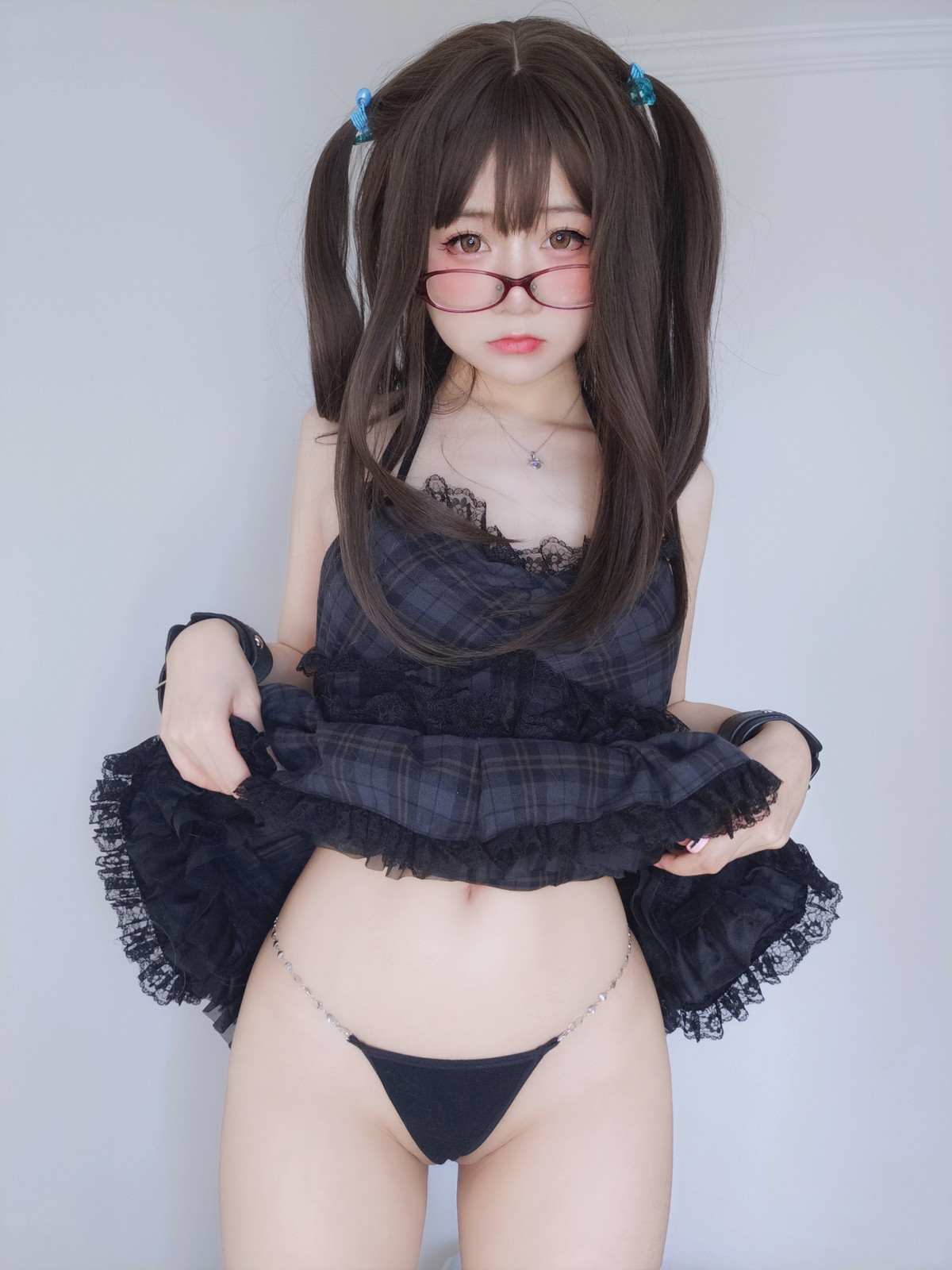 xgyw.top_网络美女软妹摇摇乐黑色短裙主题性感吊带短裙配黑丝袜秀翘臀美腿诱惑写真99P