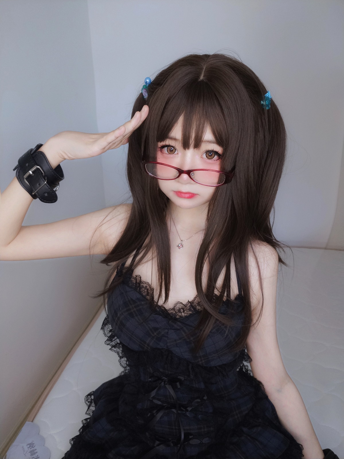 xgyw.top_网络美女软妹摇摇乐黑色短裙主题性感吊带短裙配黑丝袜秀翘臀美腿诱惑写真99P