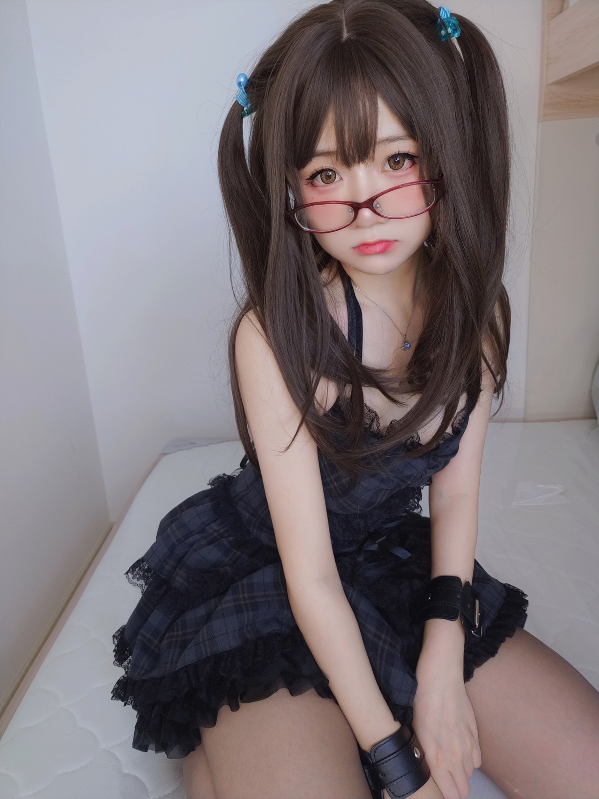 xgyw.top_网络美女软妹摇摇乐黑色短裙主题性感吊带短裙配黑丝袜秀翘臀美腿诱惑写真99P