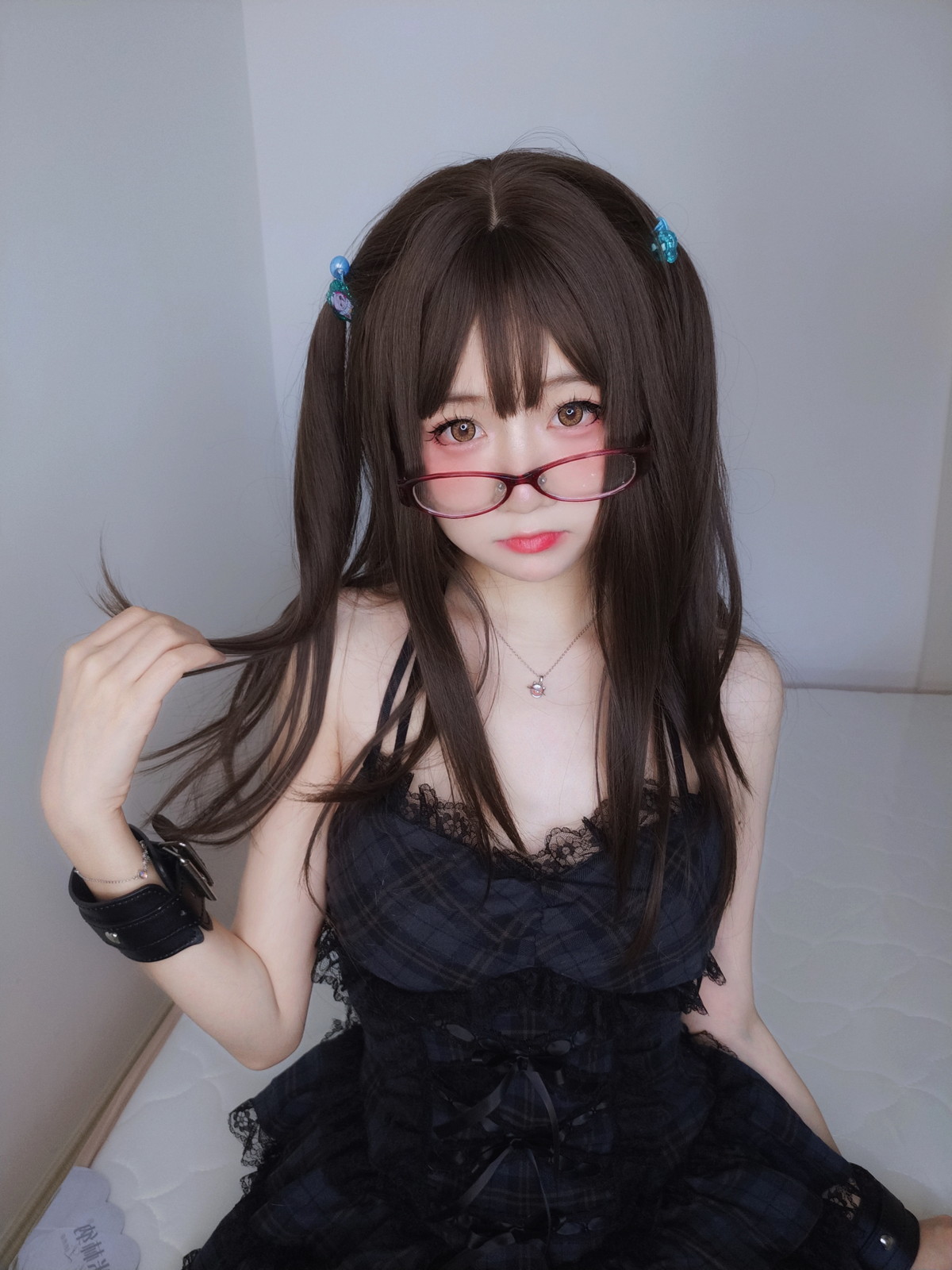 xgyw.top_网络美女软妹摇摇乐黑色短裙主题性感吊带短裙配黑丝袜秀翘臀美腿诱惑写真99P