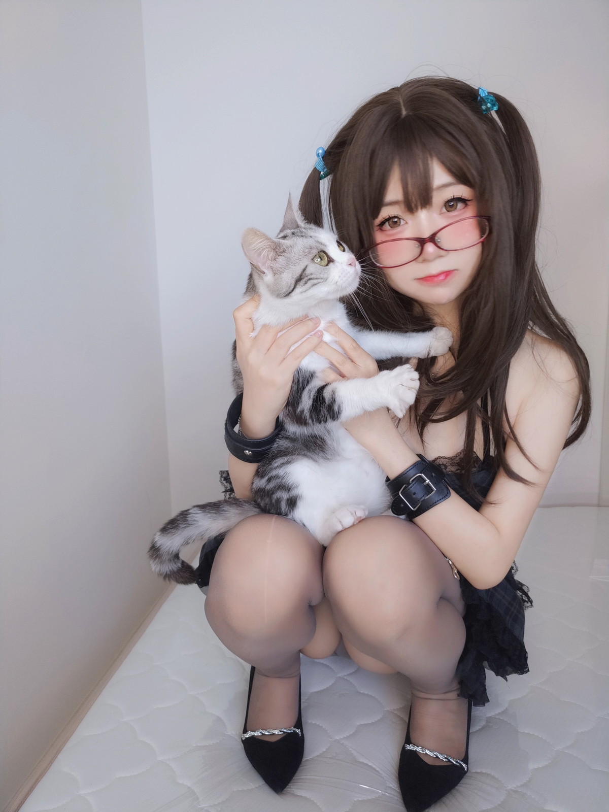 xgyw.top_网络美女软妹摇摇乐黑色短裙主题性感吊带短裙配黑丝袜秀翘臀美腿诱惑写真99P