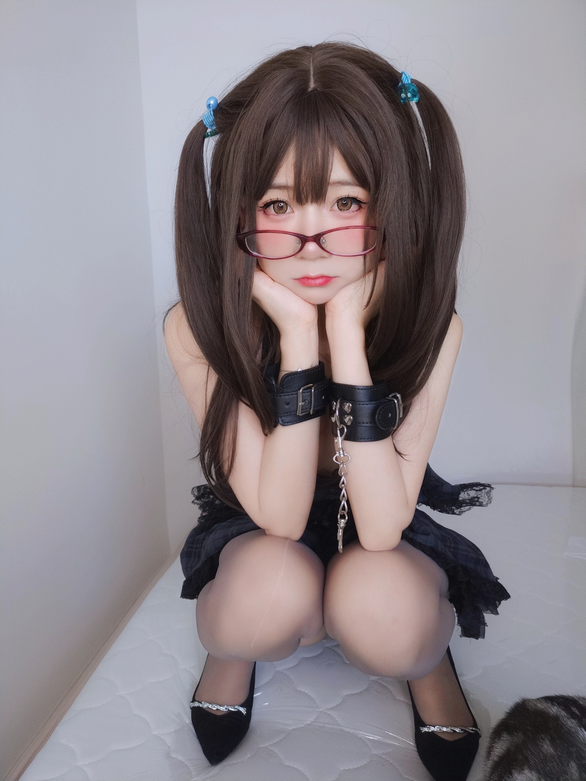 xgyw.top_网络美女软妹摇摇乐黑色短裙主题性感吊带短裙配黑丝袜秀翘臀美腿诱惑写真99P
