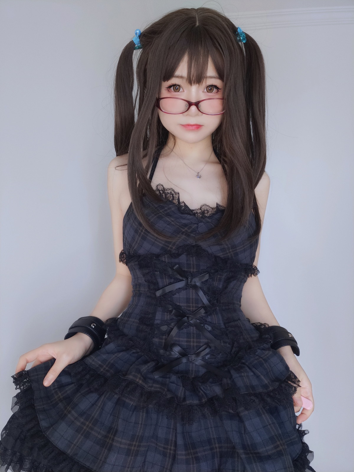xgyw.top_网络美女软妹摇摇乐黑色短裙主题性感吊带短裙配黑丝袜秀翘臀美腿诱惑写真99P