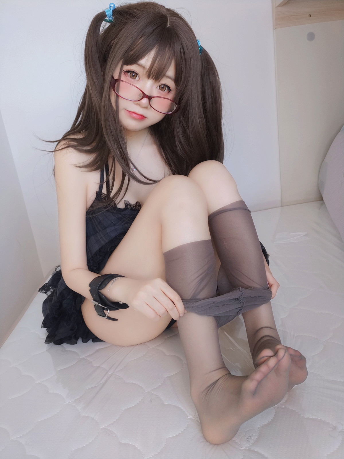 xgyw.top_网络美女软妹摇摇乐黑色短裙主题性感吊带短裙配黑丝袜秀翘臀美腿诱惑写真99P