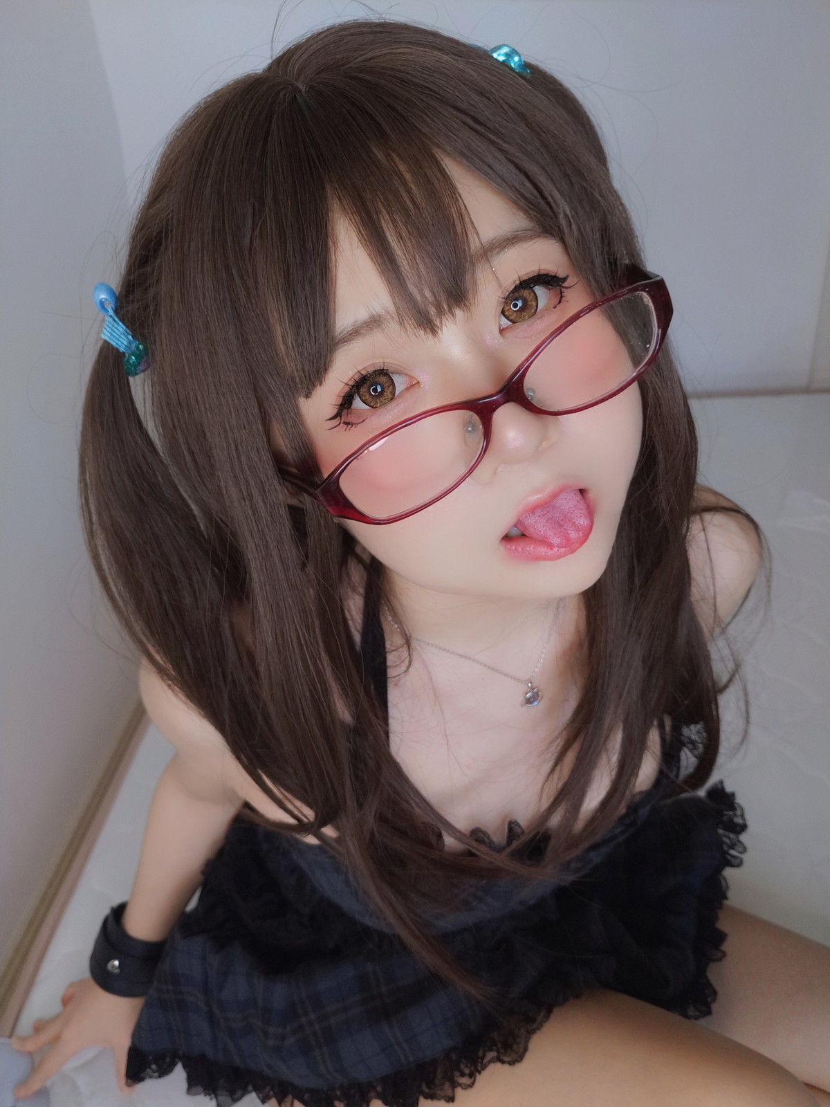 xgyw.top_网络美女软妹摇摇乐黑色短裙主题性感吊带短裙配黑丝袜秀翘臀美腿诱惑写真99P
