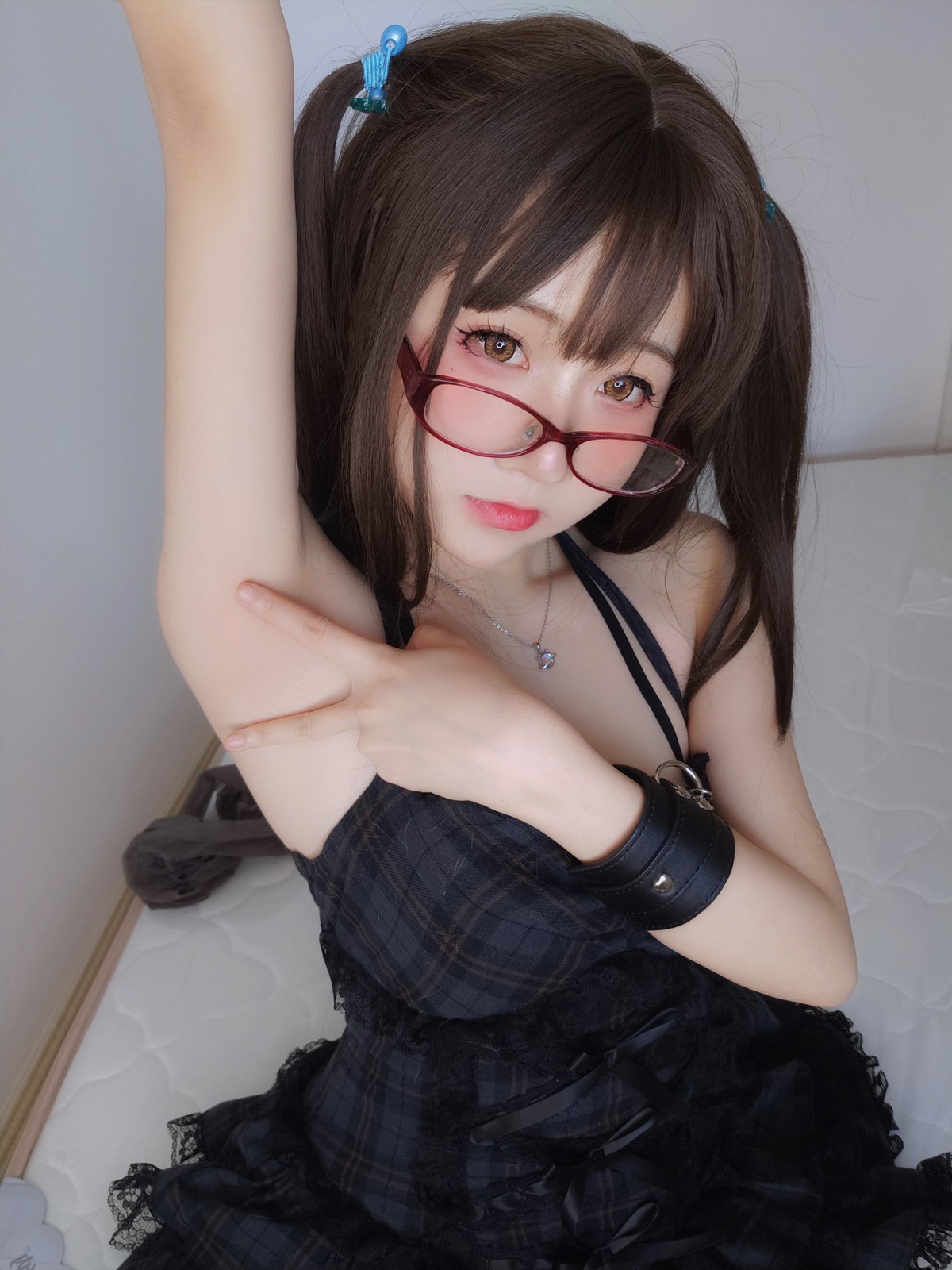 xgyw.top_网络美女软妹摇摇乐黑色短裙主题性感吊带短裙配黑丝袜秀翘臀美腿诱惑写真99P