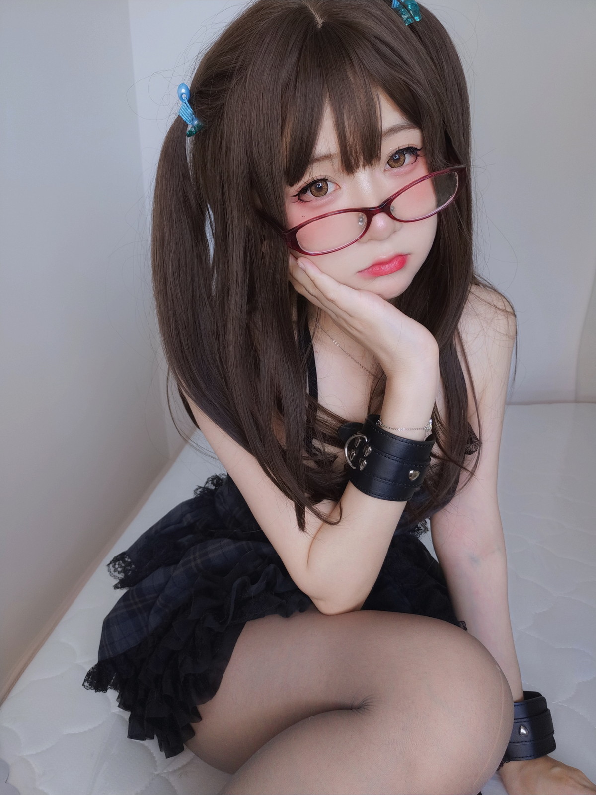 xgyw.top_网络美女软妹摇摇乐黑色短裙主题性感吊带短裙配黑丝袜秀翘臀美腿诱惑写真99P