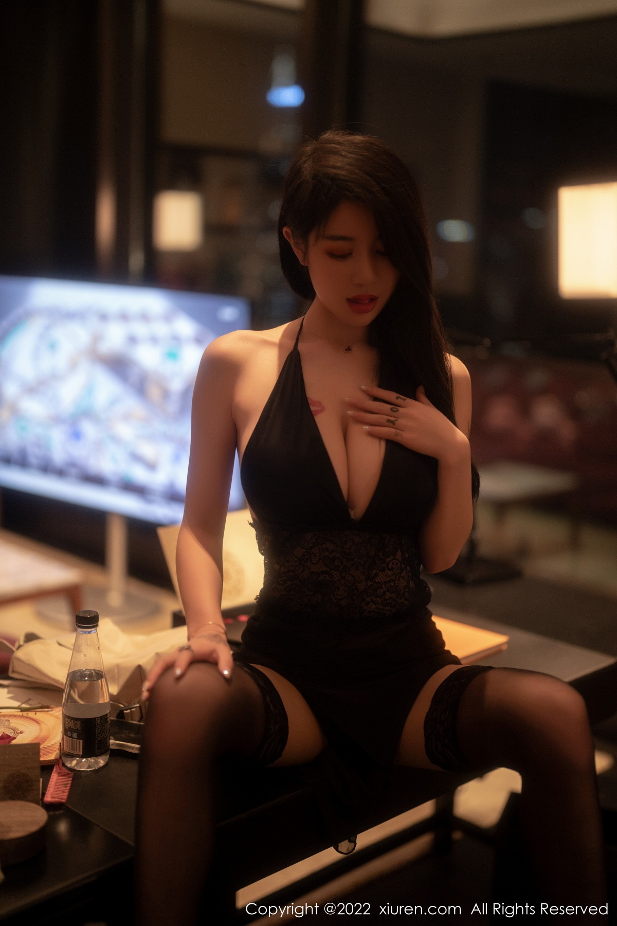 xgyw.top_[XiuRen秀人网]No.5722_模特美七Mia西双版纳旅拍黑色网纱连衣裙配黑丝袜丰满诱惑写真68P