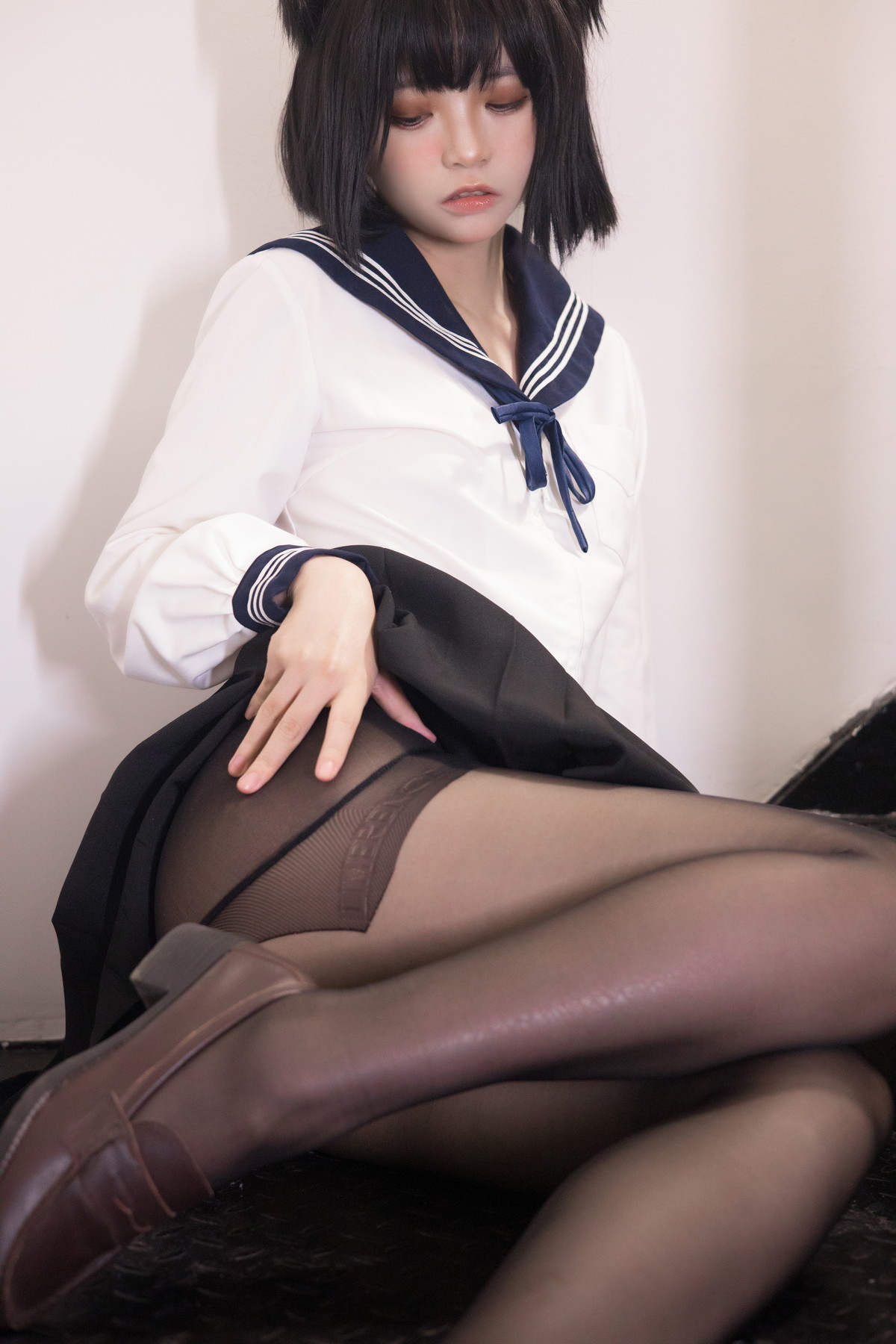 xgyw.top_网络美女疯猫ss制服少女主题私房性感学生制服配超薄黑丝秀翘臀美腿诱惑写真80P
