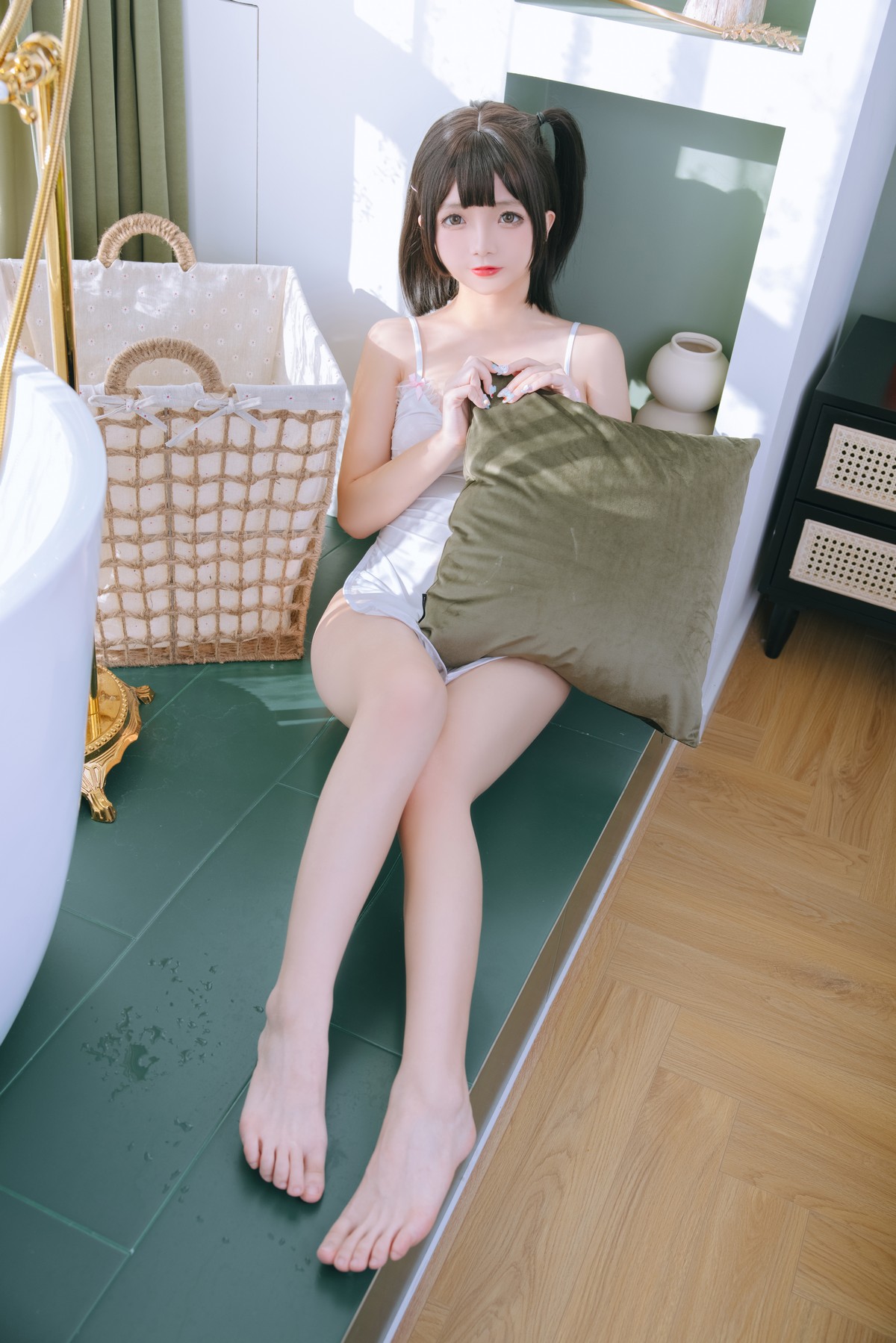 xgyw.top_Cosplay美女日奈娇湿身小白裙主题性感白色吊带配丁字裤秀丰乳肥臀诱惑写真91P