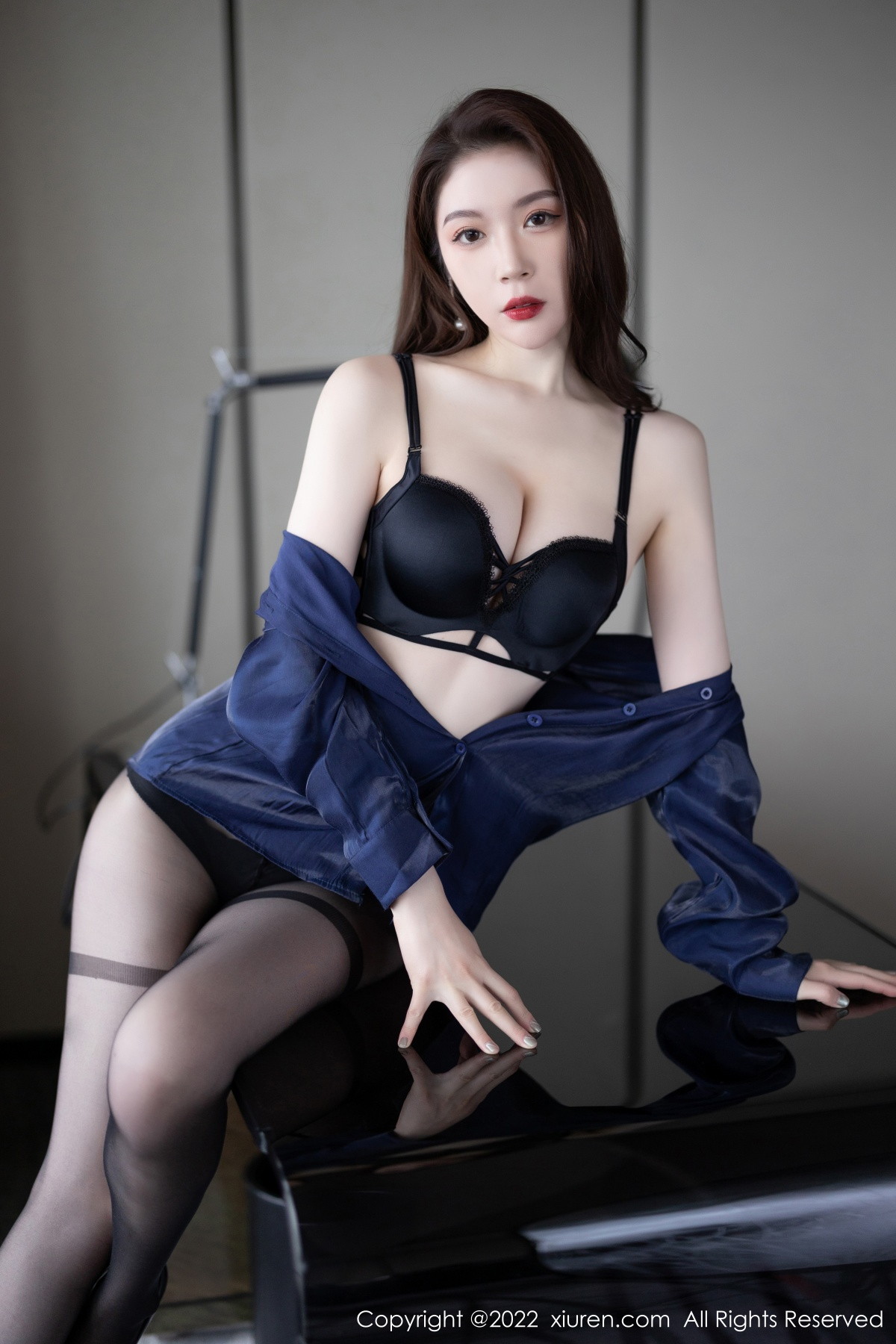 xgyw.top_XiuRen第5729_模特梦心玥心愿旅拍脱深蓝上衣露性感内衣配超薄黑丝诱惑写真91P
