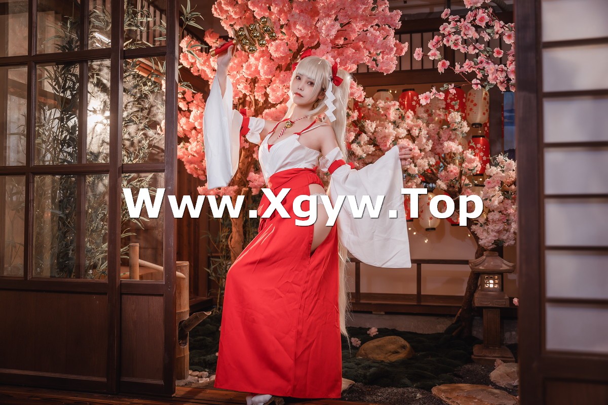 xgyw.top_萌系小姐姐蜜汁猫裘可畏巫女主题性感红白色连衣裙半脱露惹火身材诱惑写真50P