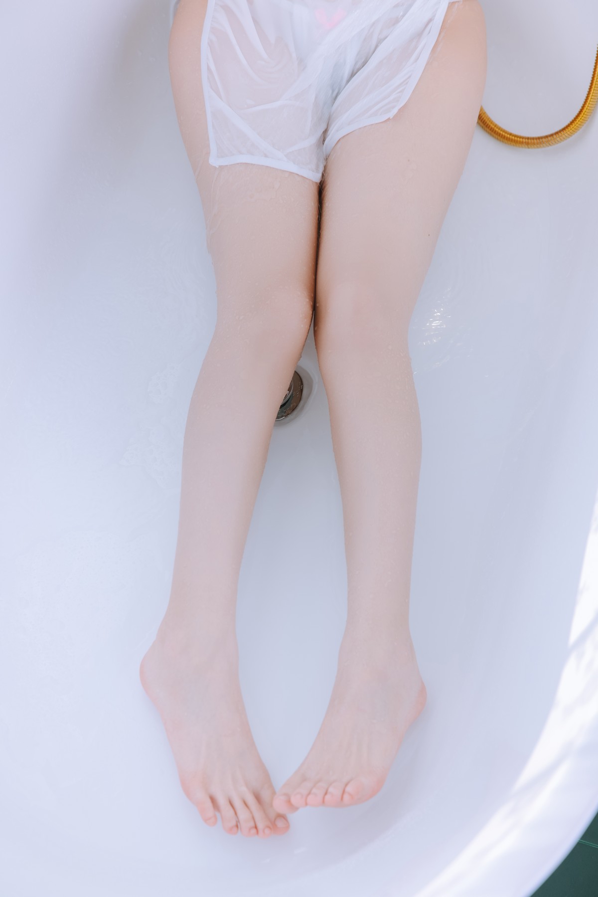xgyw.top_Cosplay美女日奈娇湿身小白裙主题性感白色吊带配丁字裤秀丰乳肥臀诱惑写真91P