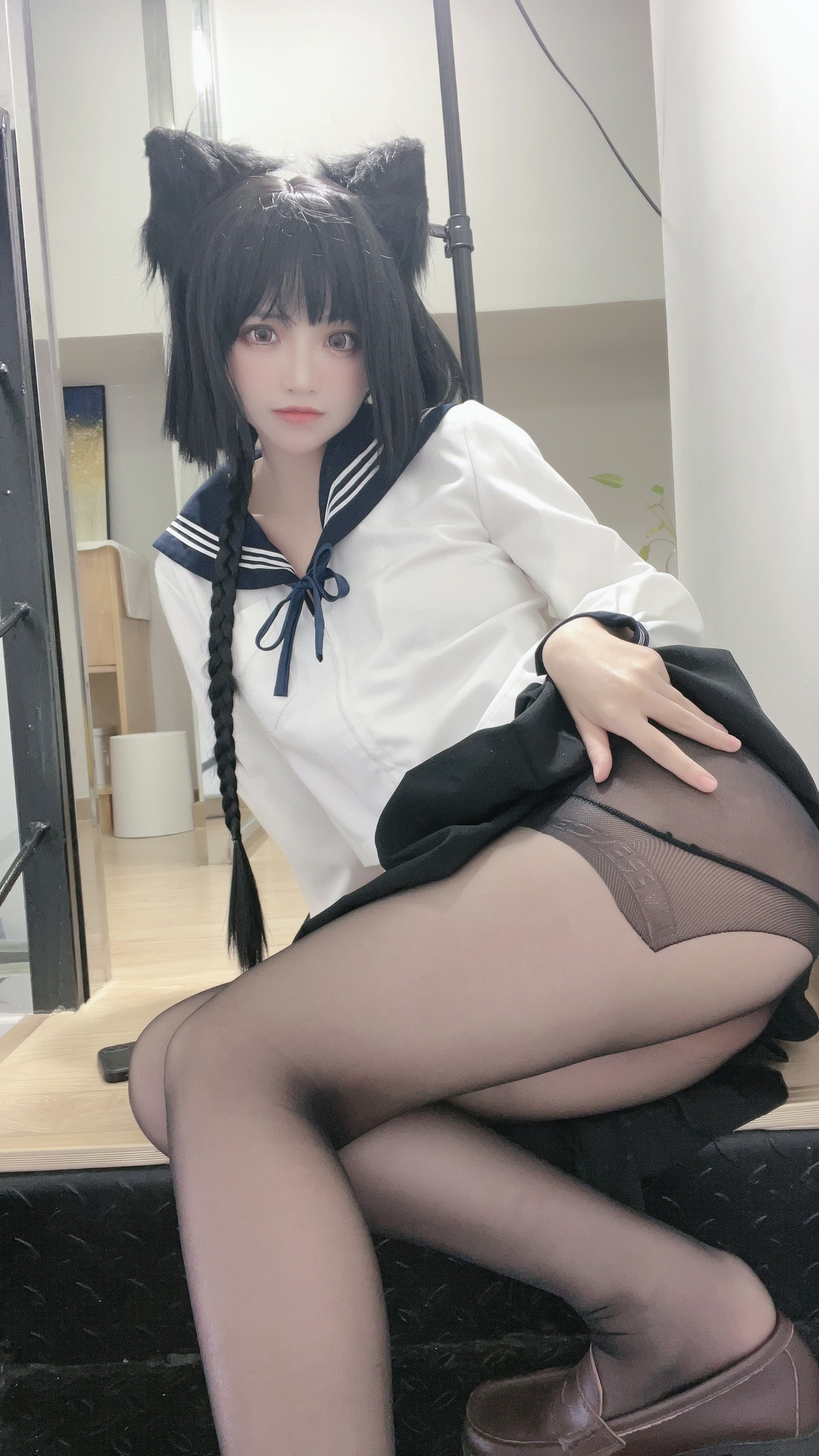 xgyw.top_网络美女疯猫ss制服少女主题私房性感学生制服配超薄黑丝秀翘臀美腿诱惑写真80P