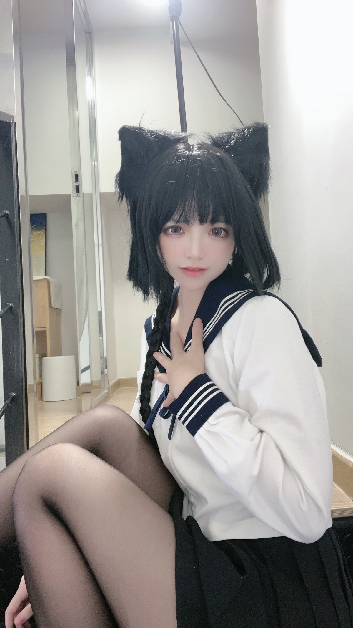 xgyw.top_网络美女疯猫ss制服少女主题私房性感学生制服配超薄黑丝秀翘臀美腿诱惑写真80P