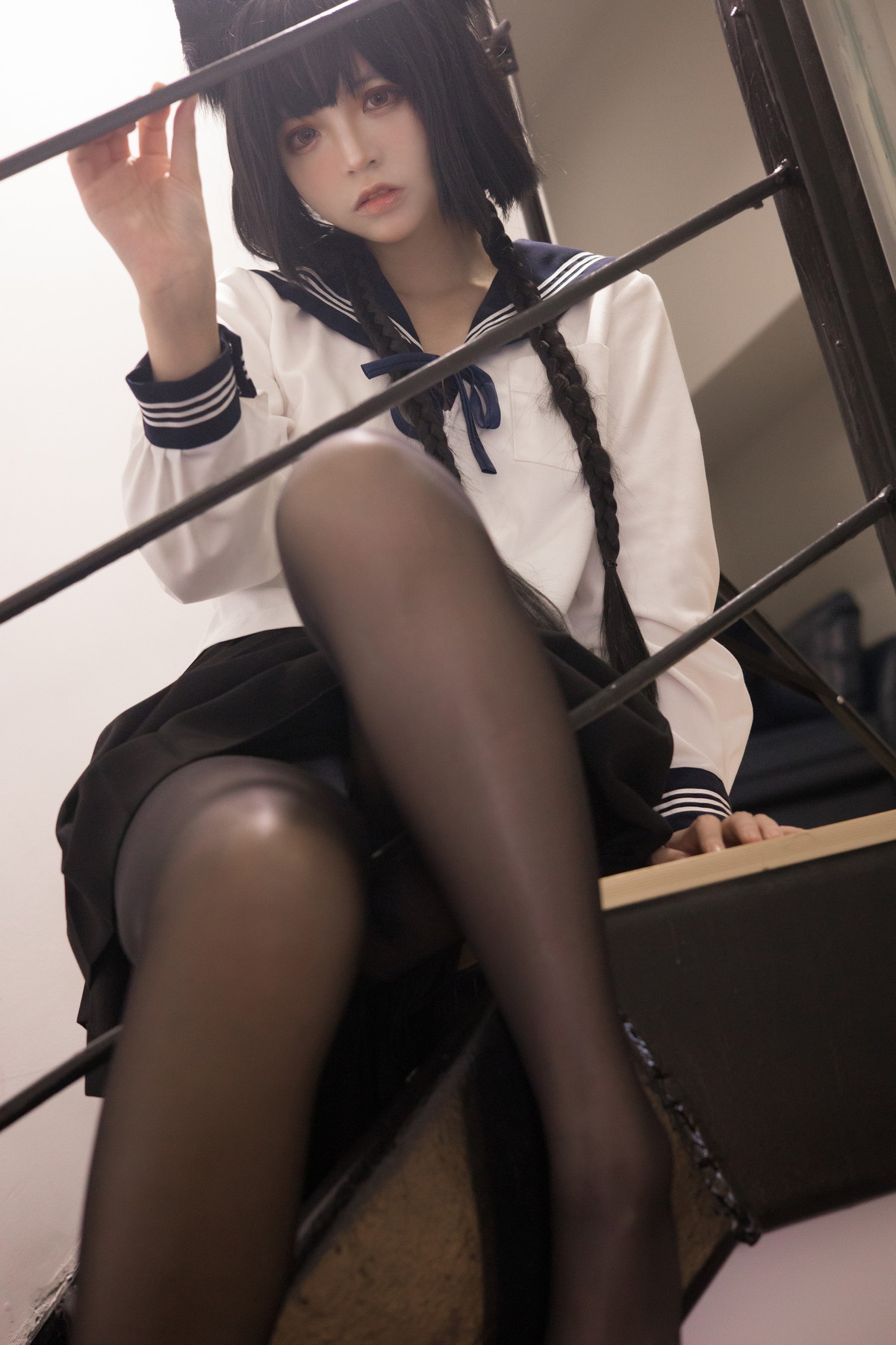 xgyw.top_网络美女疯猫ss制服少女主题私房性感学生制服配超薄黑丝秀翘臀美腿诱惑写真80P
