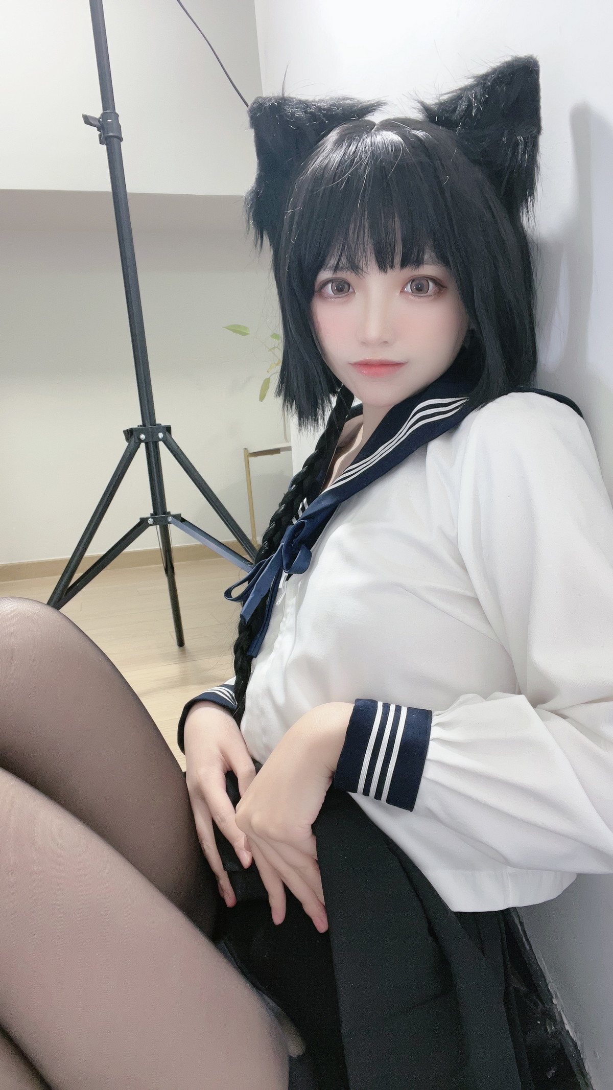 xgyw.top_网络美女疯猫ss制服少女主题私房性感学生制服配超薄黑丝秀翘臀美腿诱惑写真80P