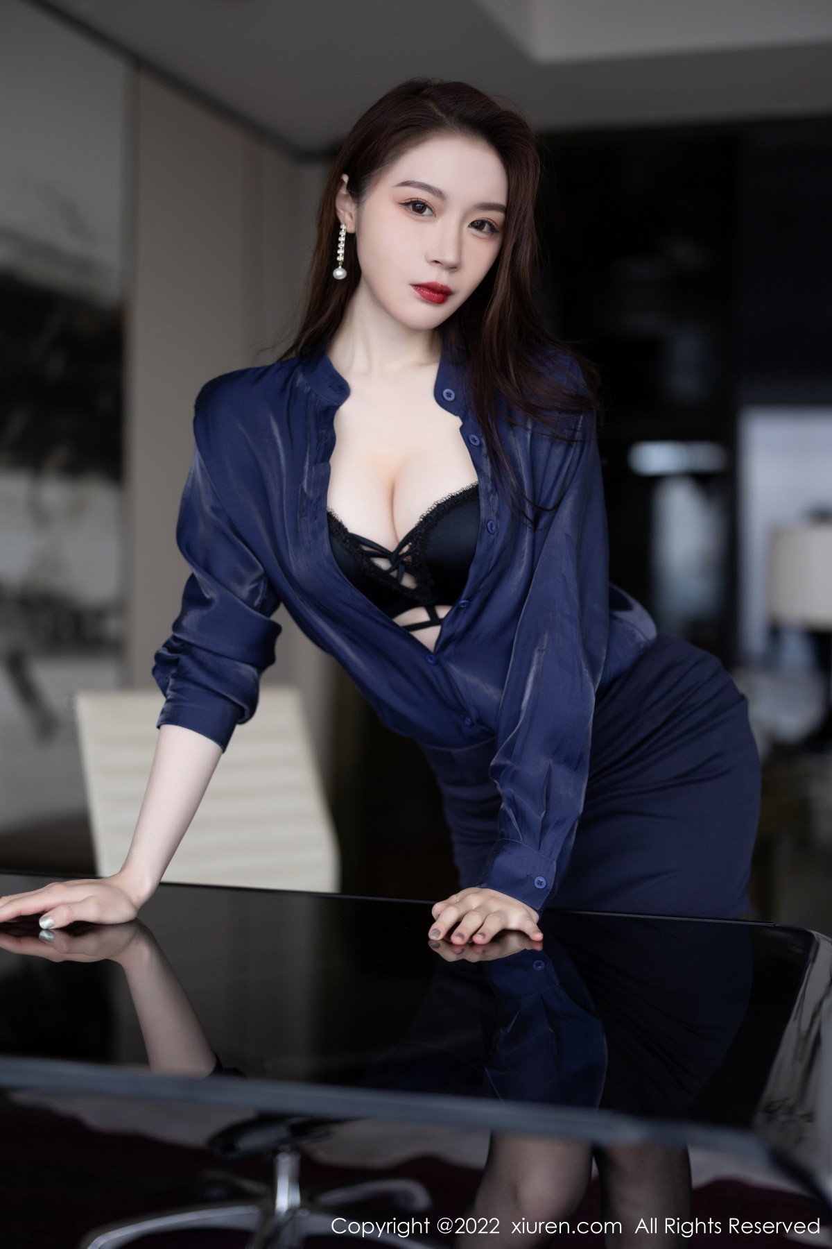 xgyw.top_XiuRen第5729_模特梦心玥心愿旅拍脱深蓝上衣露性感内衣配超薄黑丝诱惑写真91P