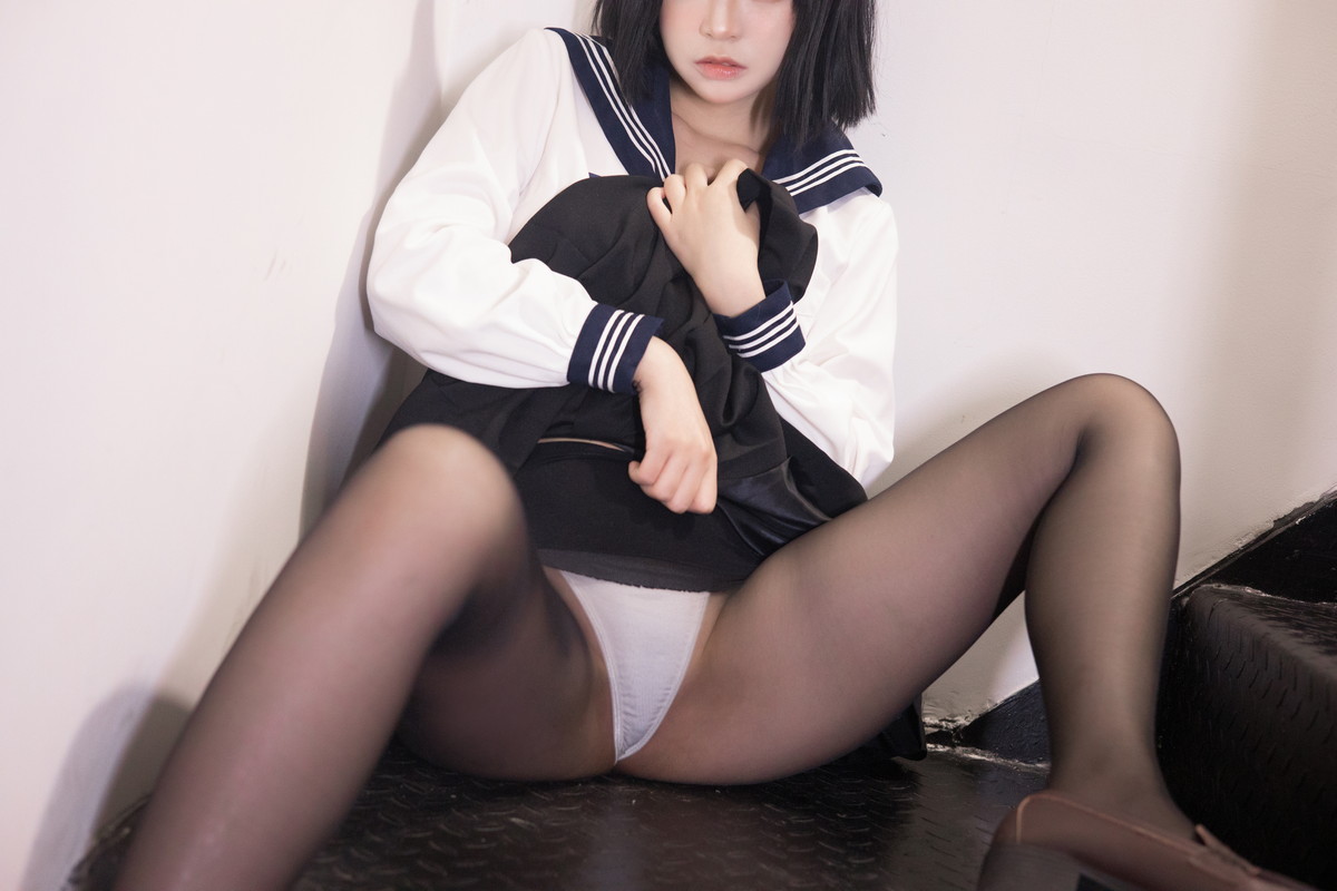 xgyw.top_网络美女疯猫ss制服少女主题私房性感学生制服配超薄黑丝秀翘臀美腿诱惑写真80P