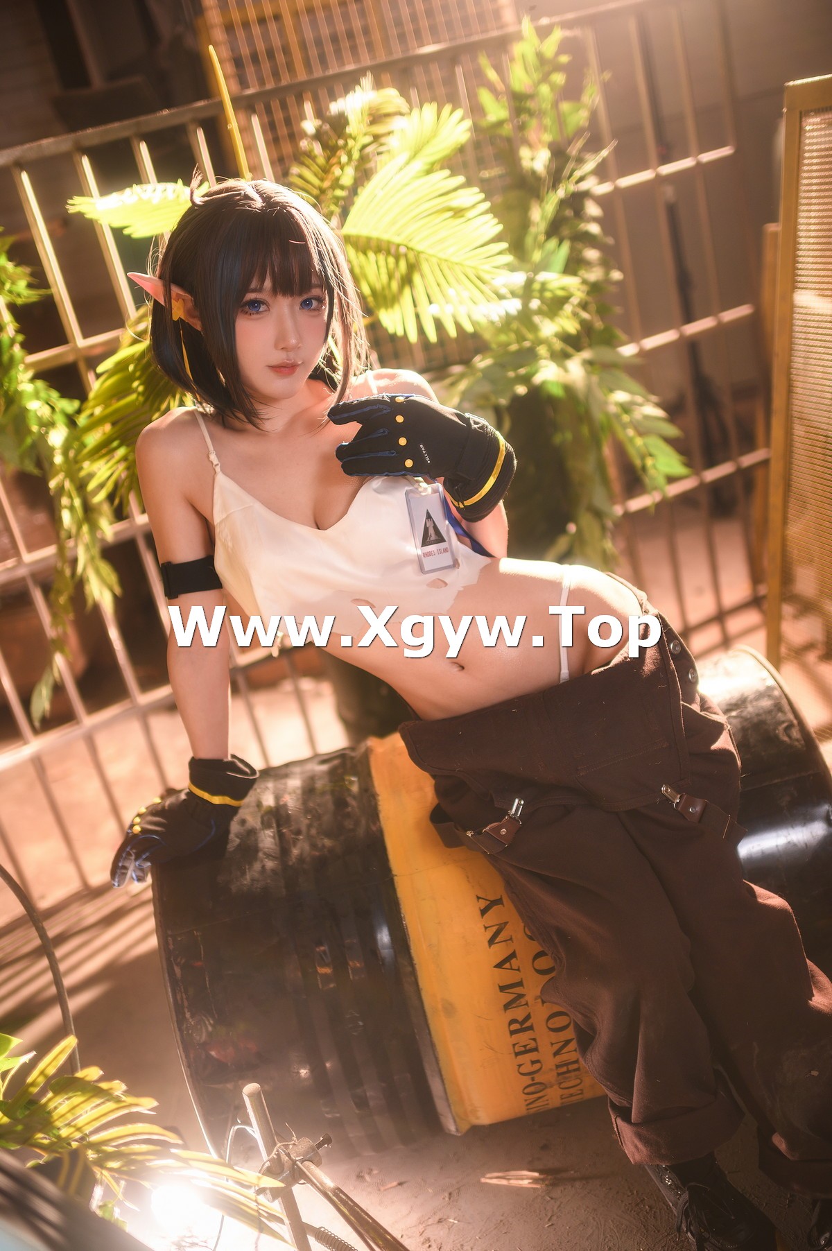 xgyw.top_动漫博主阿包也是兔娘明日方舟森蚺主题半脱露性感白色内衣秀完美身材诱惑写真33P