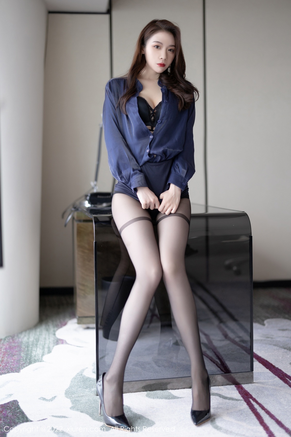 xgyw.top_XiuRen第5729_模特梦心玥心愿旅拍脱深蓝上衣露性感内衣配超薄黑丝诱惑写真91P