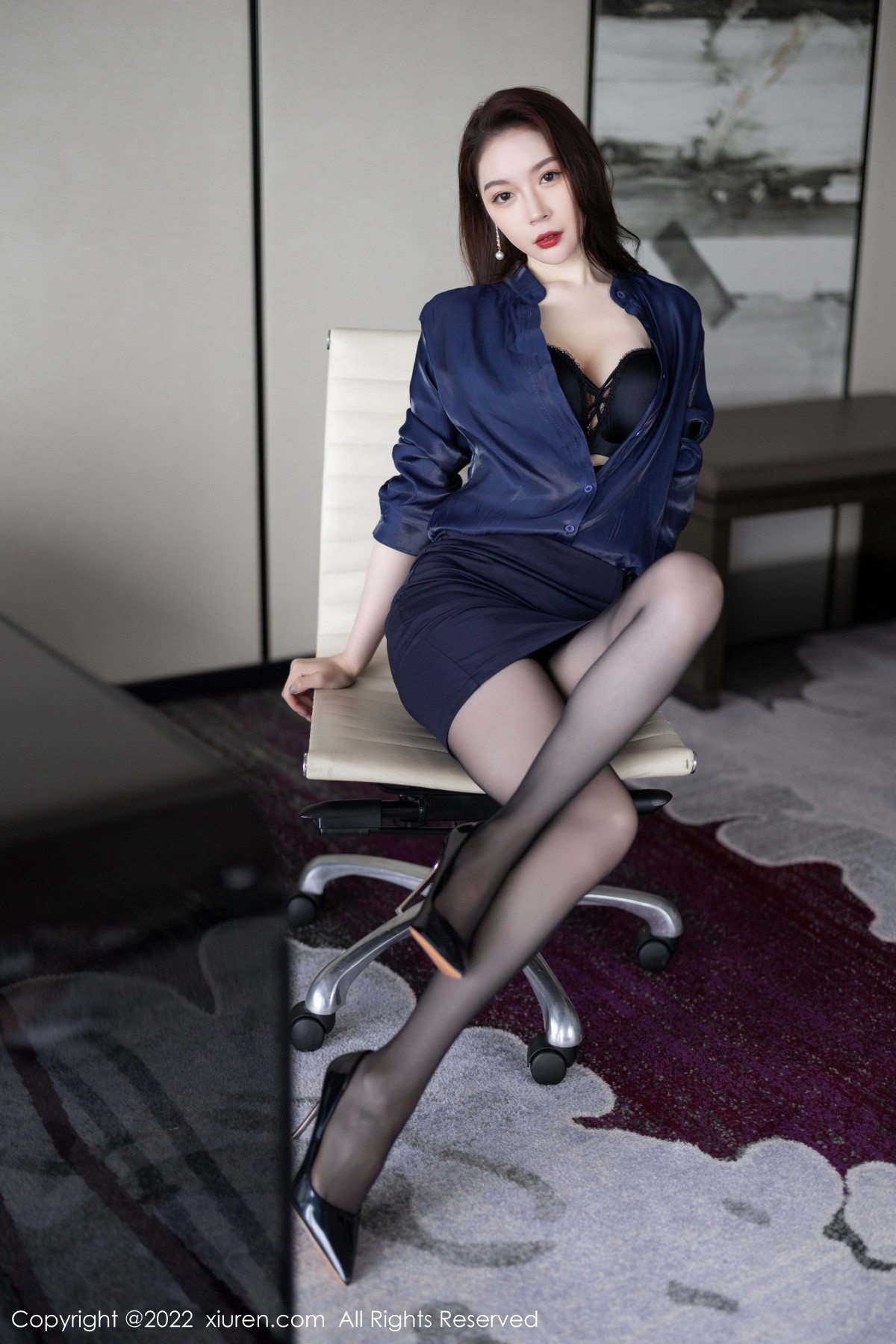 xgyw.top_XiuRen第5729_模特梦心玥心愿旅拍脱深蓝上衣露性感内衣配超薄黑丝诱惑写真91P