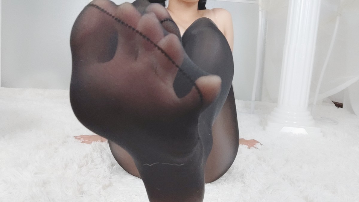 xgyw.top_动漫博主洛璃LoLiSAMA黑丝女仆主题性感女仆装配超薄无内黑丝秀翘臀诱惑写真93P
