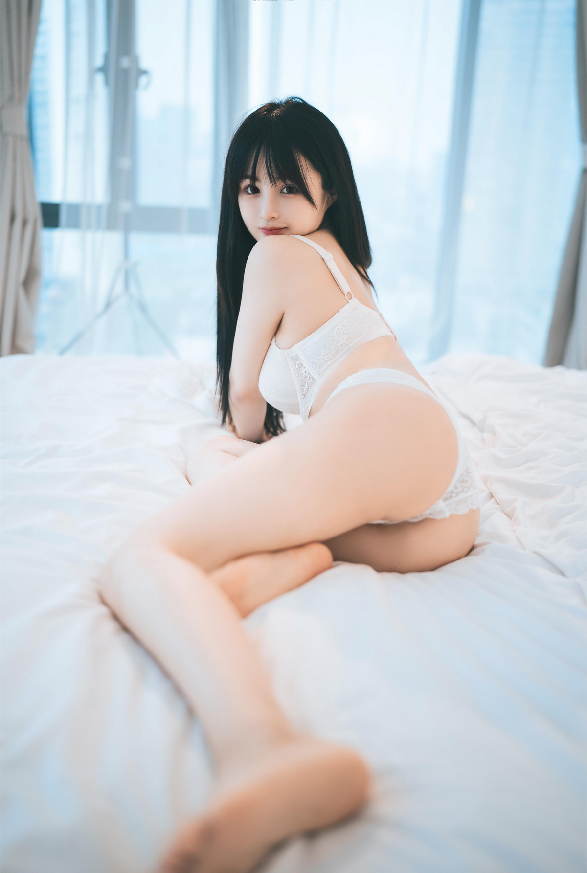 xgyw.top_网络美女桜井宁宁人妻主题私房性感白色蕾丝内衣半脱秀豪乳翘臀惹火诱惑写真51P