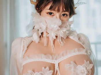 网络青春美女星澜是澜澜叫澜妹呀婚纱主题私人性感白色薄纱透视秀豪乳骚扰写真40P