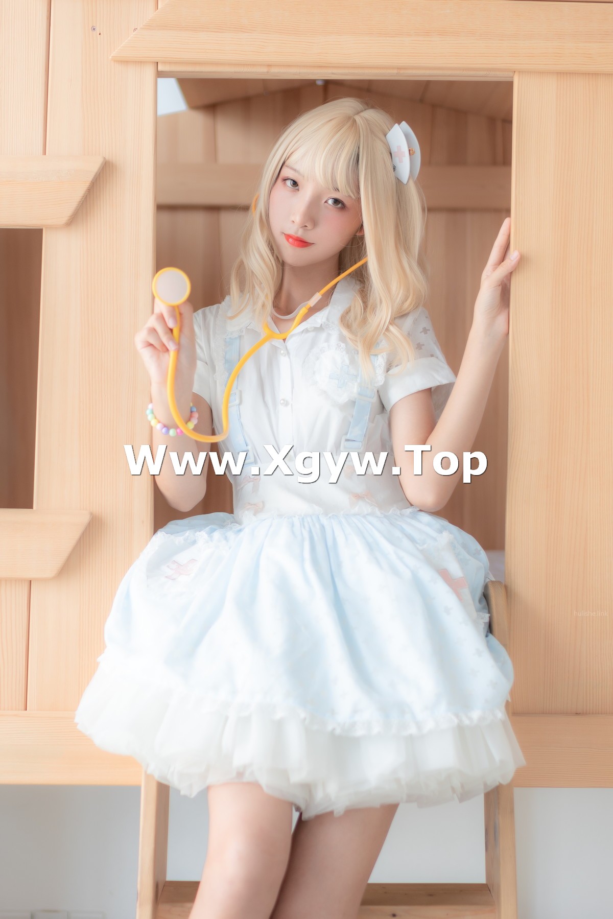 xgyw.top_网络美女西瓜少女蓝Loli主题私房性感白色薄纱连身裙半撩露秀翘臀美腿诱惑写真39P