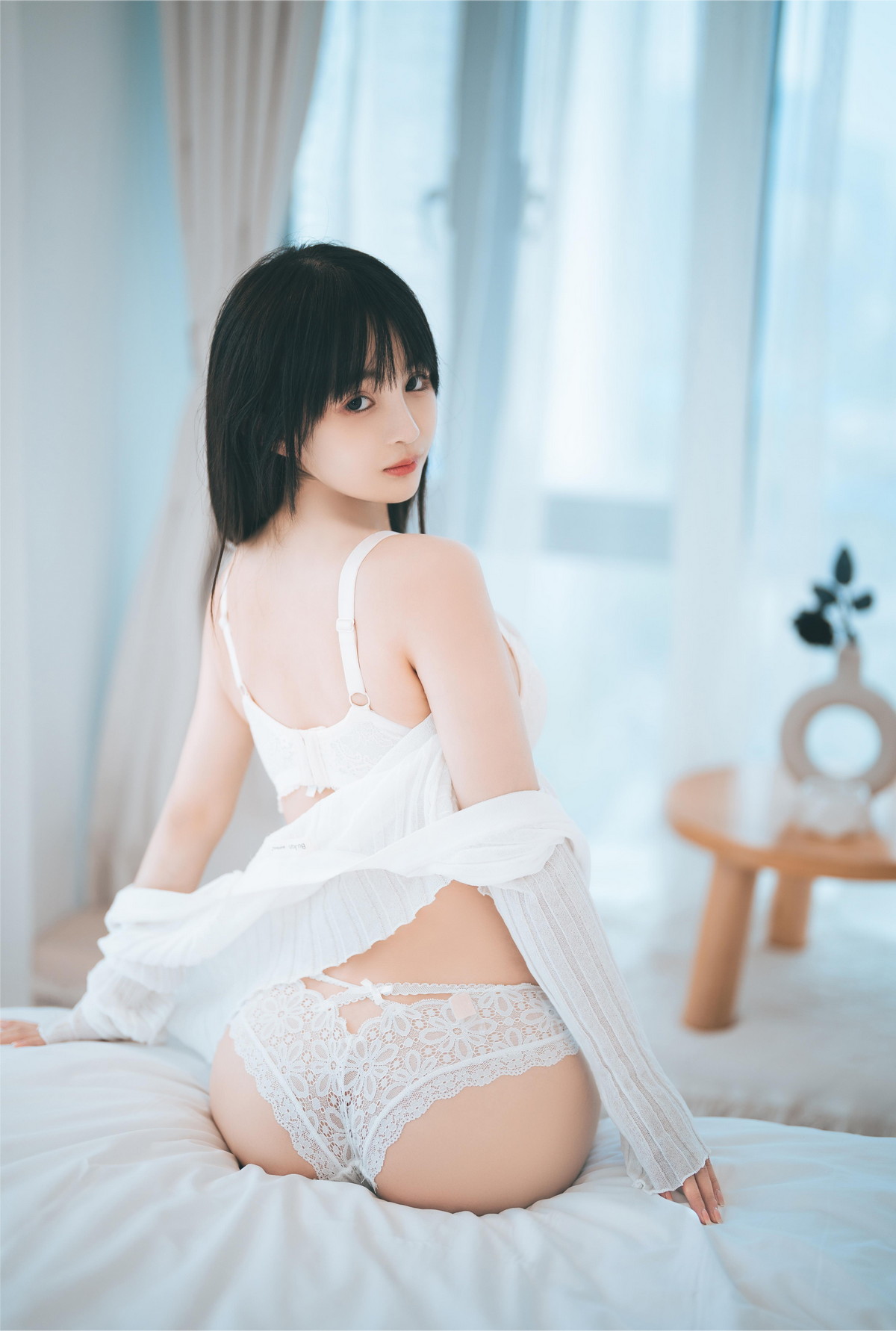 xgyw.top_网络美女桜井宁宁人妻主题私房性感白色蕾丝内衣半脱秀豪乳翘臀惹火诱惑写真51P