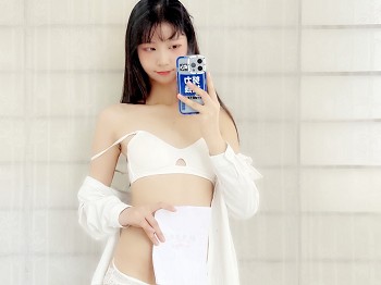 网络青春美女西瓜少女新年祝福福利主题私人性感JK工作服半脱露蕾丝内裤骚扰写真38P