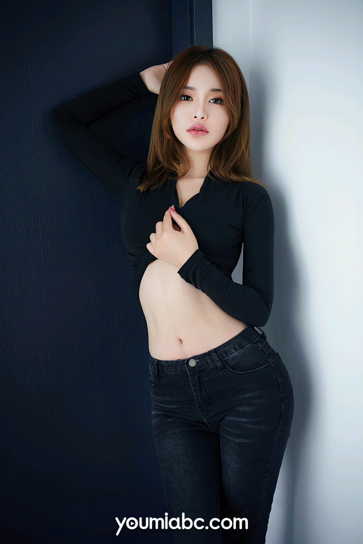 xgyw.top_[YouMi尤蜜]Vol.828_模特陈宇曦黑上衣配牛仔裤半脱露黑色内衣秀豪乳翘臀诱惑写真33P