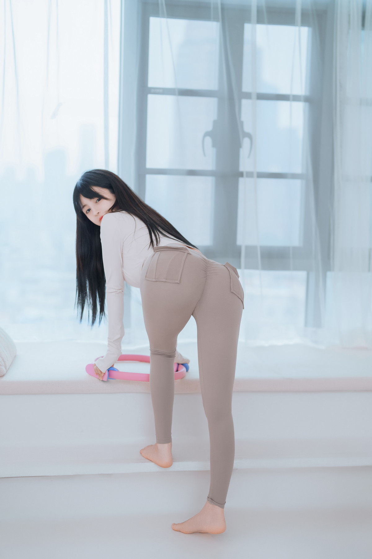xgyw.top_网络美女桜井宁宁瑜伽妹妹主题性感紧身瑜伽服半脱秀惹火身材撩人诱惑写真111P