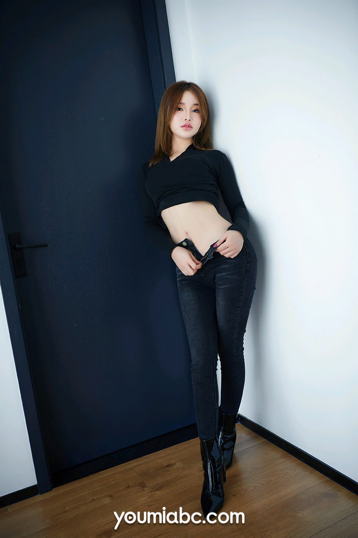 xgyw.top_[YouMi尤蜜]Vol.828_模特陈宇曦黑上衣配牛仔裤半脱露黑色内衣秀豪乳翘臀诱惑写真33P
