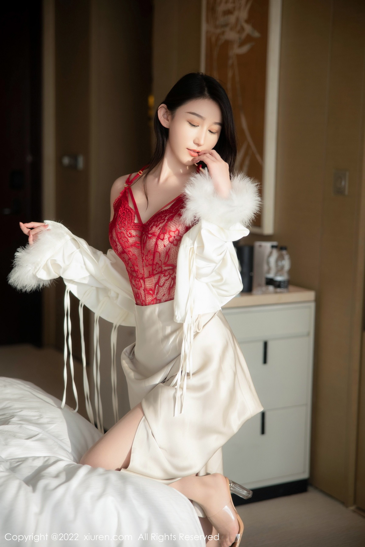 xgyw.top_XiuRen第5734_新人模特薇薇酱都市丽人脱白色套装露红色蕾丝内衣撩人诱惑写真87P