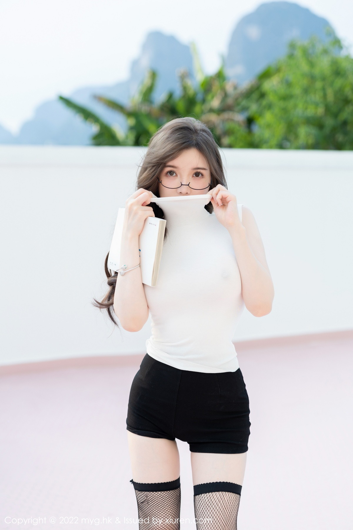xgyw.top_[MyGirl美媛馆]Vol.643_模特糯美子桂林心愿旅拍性感白T配黑短裙秀丰满身材诱惑写真63P