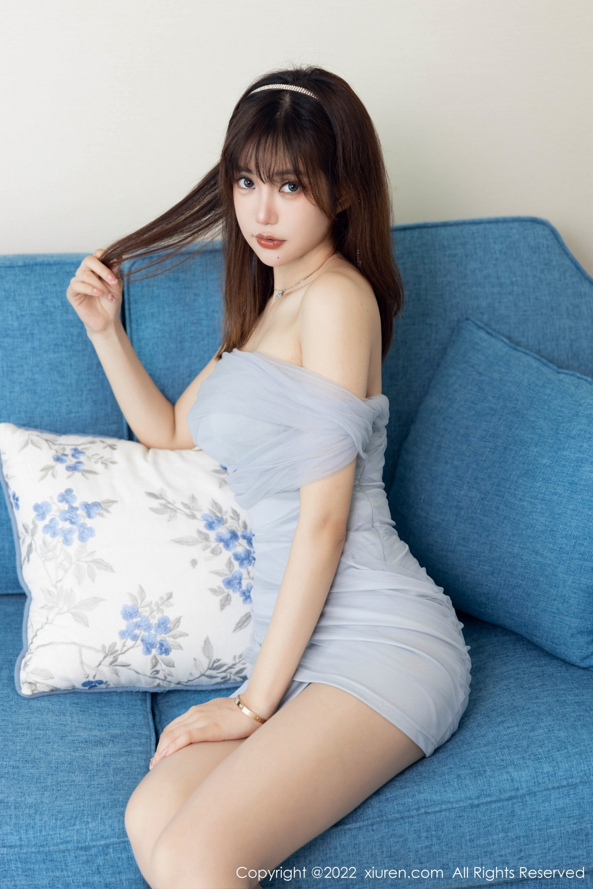 xgyw.top_XiuRen第5744期_女神绮里嘉ula浅灰色露肩连衣短裙配超薄无内灰丝极致诱惑写真104P
