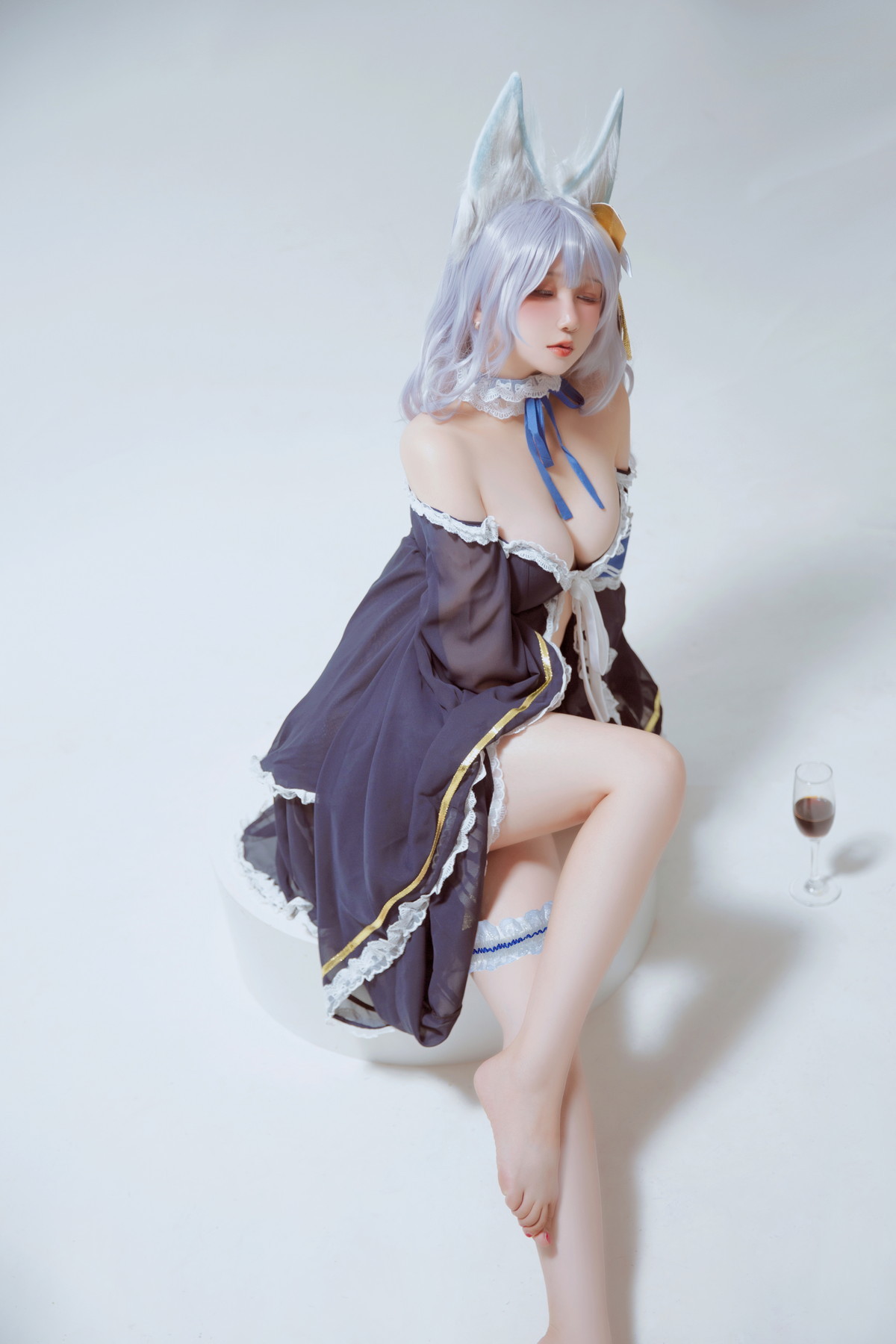 xgyw.top_Coser美女Ruby蘸酱美美碧蓝航线信浓睡衣主题性感低胸睡衣秀豪乳诱惑写真28P