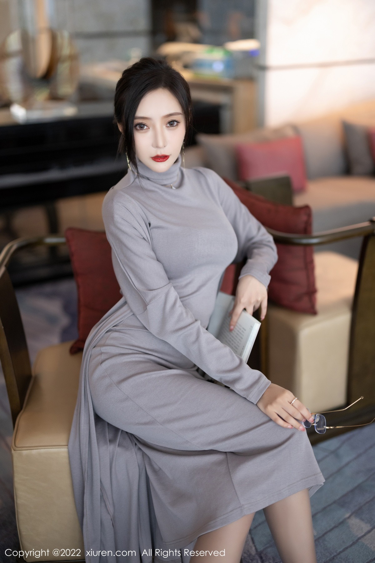 xgyw.top_XiuRen第5745期_女神王馨瑶yanni女学者的反转主题典雅灰色长裙性感迷人写真84P