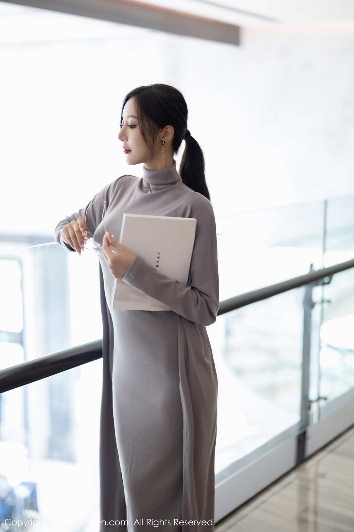 xgyw.top_XiuRen第5745期_女神王馨瑶yanni女学者的反转主题典雅灰色长裙性感迷人写真84P